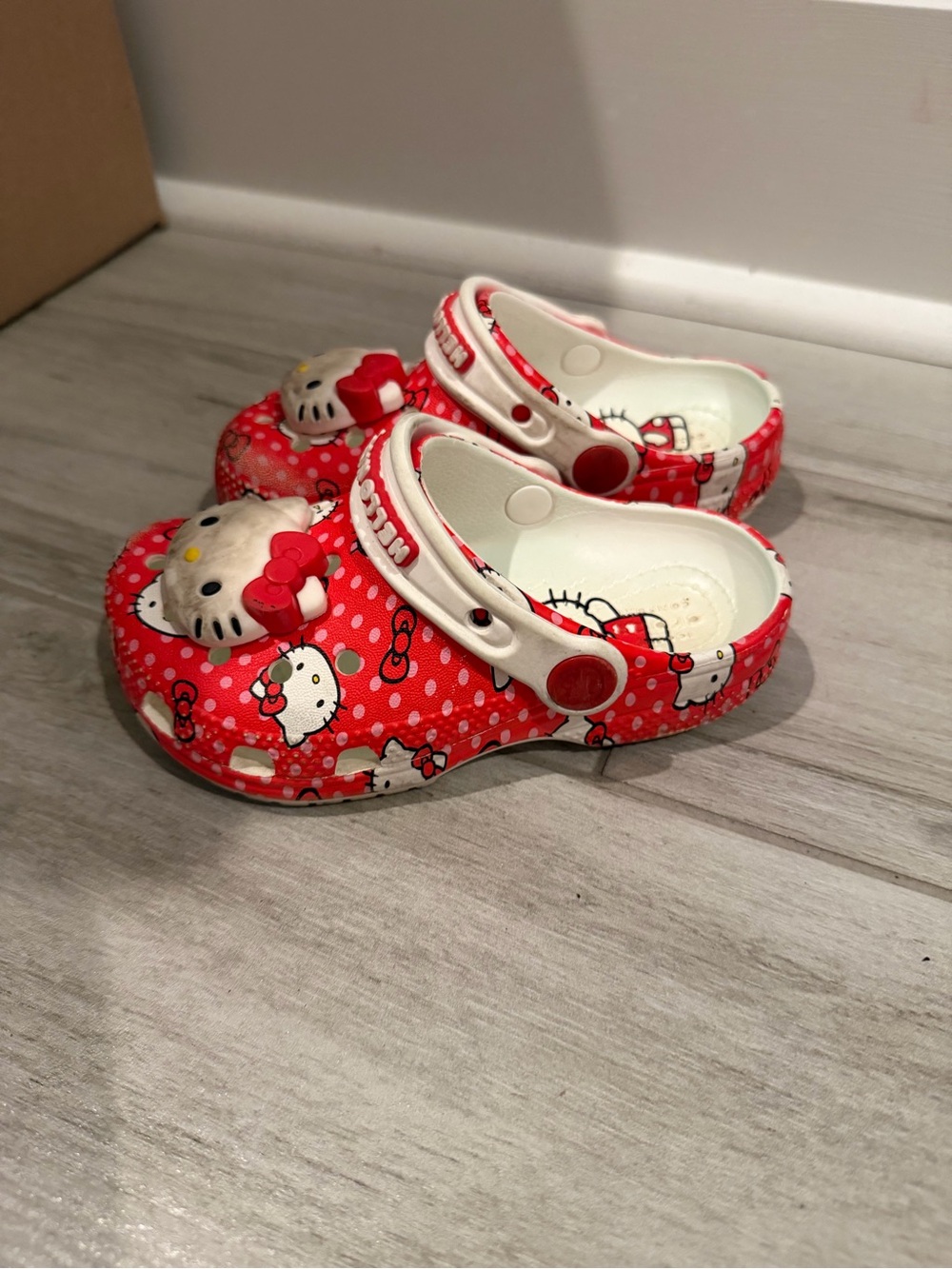 Hello Kitty Crocs - Picture 3 of 4